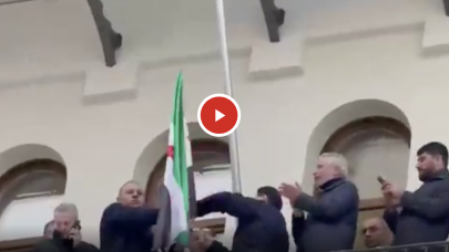 Moskova'da Suriye Büyükelçiliğine yeni Suriye bayrağı çekildi