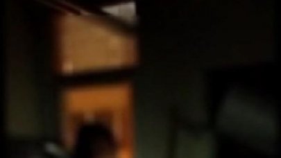 Kumar operasyonunda yakalanmamak için saman dolu çuvalların arasına saklanan kişi kamerada