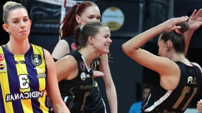 Fenerbahçe, Vargas’ın Yokluğunda İlk Yenilgisini Aldı: VakıfBank Nefes Kesen Derbide 3-2 Galip Geldi