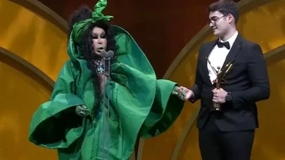 Bülent Ersoy’un Göz Kamaştıran Yeşil Elbisesi ve Sözleri Gecenin Olayı Oldu