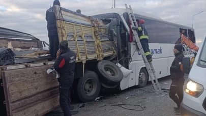 Yolcu otobüsü kamyona çarptı: Çok sayıda ölü ve yaralı var