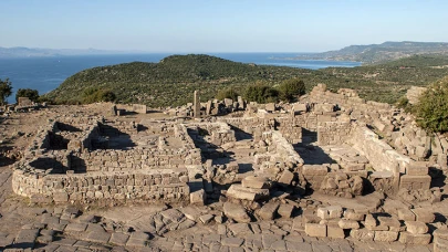 Assos Antik Kentinde Tarihi Bir Keşif Yapıldı! 1800 Yıl Öncesine Ait Soylu Mezarı Bulundu