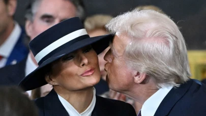 Trump'ın zor anları! Eşi Melania'yı bakın niye öpemedi...