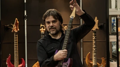 İstediği gitarı bulamayınca fabrikasını kurdu!