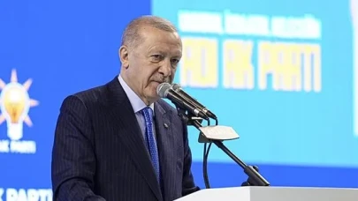 Erdoğan’dan Özgür Özel’e “Kırmızı Kart” Eleştirisi: Kartlarla Oynayın, İşinize Bakın!