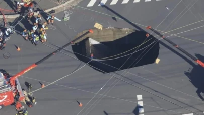 Japonya’da yol çöktü, oluşan dev çukura kamyonet düştü