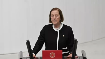 Eski Bakan Selma Aliye Kavaf, CHP'ye Katıldı: Rozetini Özgür Özel Taktı!