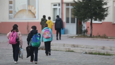 3 Şubat’ta Okullar Açılıyor Mu? Sömestr Tatili Bitti Mi, Bugün Pazartesi Okul Var mı?