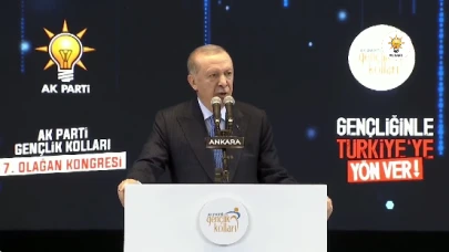 Cumhurbaşkanı Erdoğan’ı Gülümseten Pankart: Çakal Ne Kadar Hile Bilirse Kurt da O Kadar Yol Bilir!