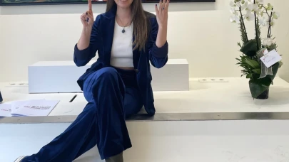 Oyuncu Melis Babadağ doğum gününde sergisini açtı