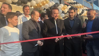 Ünlüler dönerci açılışında buluştu! Kahkahalar havada ucuştu