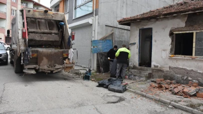 Eskişehir'in Odunpazarı İlçesinde Bir Evden 6 Kamyon Çöp Çıkartıldı