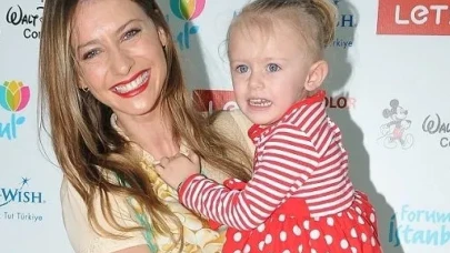 Tuba Ünsal’ın Kızı Görenleri Şaşırttı! Oyunculuğa Adım Atıyor, Annesine İkizi Kadar Benziyor