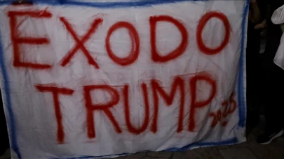 ABD Brezilyalı Düzensiz Göçmenleri Sınır Dışı Etti! Uçaktaki Yolculara Kelepçe Takılması Tepki Çekti