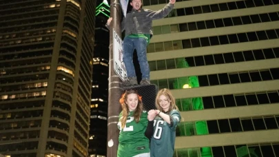 Yok böyle şampiyonluk kutlaması! 1 kişi direkten düştü 2 kişi vuruldu