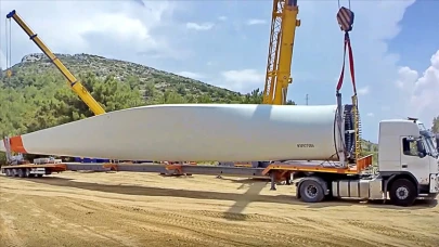 Bursa'nın Gemlik İlçesinde Rüzgar Türbini Kanadını Taşıyan Tır Su Kanalına Düştü