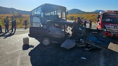 Gülnar’da can pazarı: Midibüs ile otomobil çarpıştı!