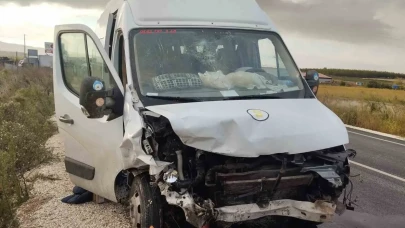 Balıkesir Gönen’de öğrenci servisi ile otomobil çarpıştı: 2 Kişi hayatını kaybetti