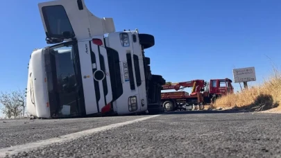 Suruç'ta tekstil yüklü tır devrildi!