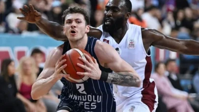 Anadolu Efes, zorlu Paris deplasmanında moral arıyor!