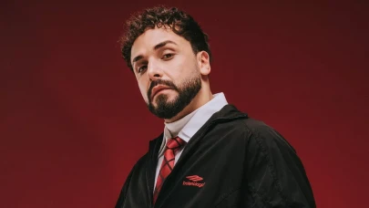 Sefo düğün eğlencesine bornozuyla katıldı!