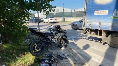 Başiskele’de motosiklet kamyonetle çarpıştı: Yabancı sürücü hayatını kaybetme tehlikesiyle karşı karşıya!