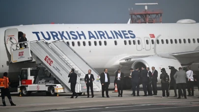 İsrail'in alıkoyduğu Özgürlük Filosu aktivistlerini Türkiye'ye getiren THY uçağı İstanbul'a ulaştı