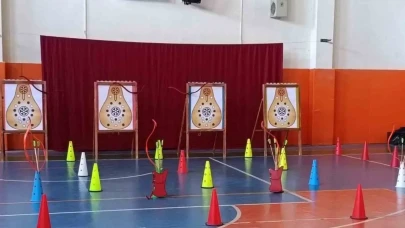 Sarıgöl’de okçuluk rüzgârı: Gençler ata sporuna tam isabetle başladı