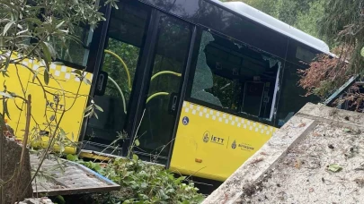Üsküdar’da Freni patlayan otobüs boşlukta asılı kaldı!