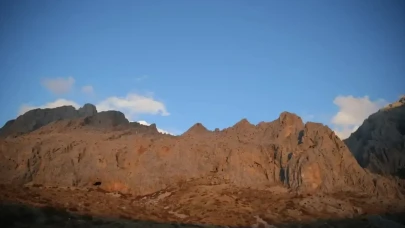 Emler zirvesi’nde 102 dağcıdan Cumhuriyet’e saygı duruşu