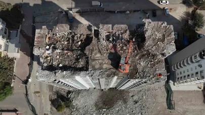 Adana’da deprem yıkımı sürüyor:Yıkım sesleri,korkuları yeniden uyandırıyor!