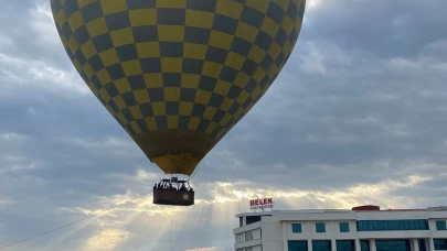 Antalya Belek Üniversitesi’nde gökyüzü şöleni: Renkli balonlar umutla yükseldi