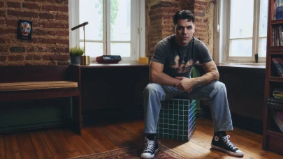 Beklenen an geldi! Emir Can İğrek'ten dinleyeni sarsacak yeni tekli: Balkon