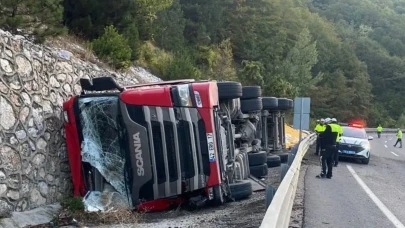Bursa’da seyir halindeki TIR devrildi: Sürücü ve eşi hastaneye kaldırıldı