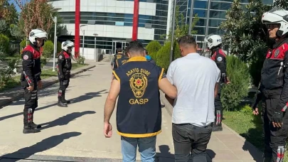 Duruşma günü gerilim: Cinayet kurbanının yakınları silahla suçüstü yakalandı!