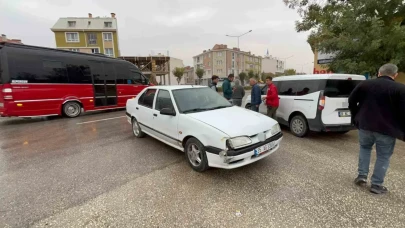 Patlayan lastiğe rağmen kaçtı: Ehliyetsiz çocuk polisleri yarım saat oyaladı!