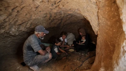Gazze’de barınacak yer kalmadı: Bir baba hayatta kalmak için toprağı sığındı