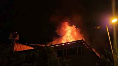 Beyoğlu’nda korku dolu anlar: Çatıdan yükselen alevler gökyüzünü aydınlattı!