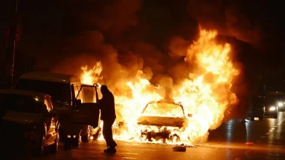 Erdemli'de korkutan yangın alevler aracı yuttu!