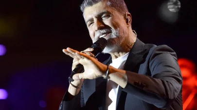 Özcan Deniz’in yeni sakallı tarzı olay oldu: Sahneden rol mesajı!