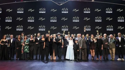 'Medea Material' 27. Afife Jale Gecesinde 5 ödülle zirvede: Devlet Tiyatroları’ndan tarihi zafer