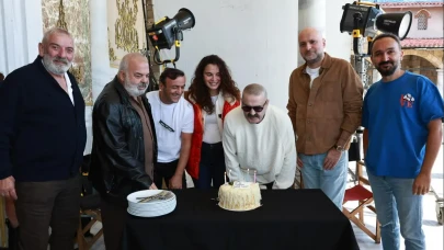 Ketenpere Dalavere ekibinden Şafak Sezer’e sette sürpriz kutlama!