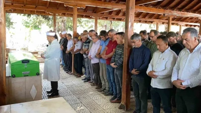 Yola ekmek için çıktılar, dönemediler: Mersin’de kazada hayatını kaybeden işçiler toprağa verildi