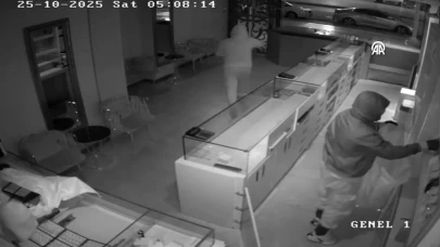 Kuyumcuyu uzaktan kumandayla soydular! Vurgun anı kamerada