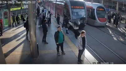 Kayseri’de nefes kesen anlar: Tramvay yoluna giren kız son anda kurtarıldı!