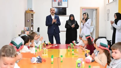 Filistin bilinciyle dikkat çeken miniklere Başkan Altay’dan ziyaret