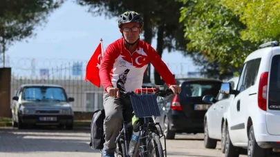 Bir bayrak, bir yürek: İzmirli gezgin deprem şehitleri için Kahramanmaraş’a pedal çeviriyor