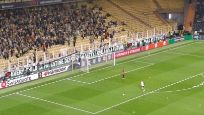 Kadıköy tribünlerinde duygulandıran anlar: Özgür Filistin pankartı