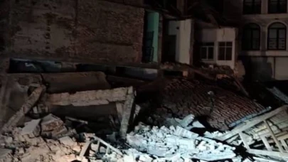 Korkulan oldu! Balıkesir'de eski hasarlı yapı, 6.1'lik depreme dayanamadı - VİDEO