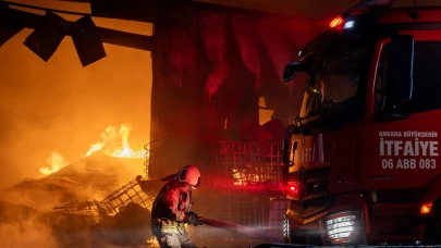 Geri dönüşüm fabrikasında çıkan yangın yürekleri ağza getirdi!